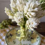 Ramo de jacintos con plato portugués